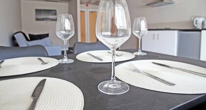 Modern Single-Floor Apartment - Sleeps 8