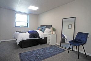 4 quartos, ferros/tábuas de passar roupa, roupa de cama