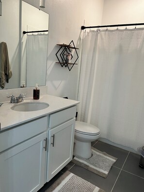 Secador de pelo, toallas, jabón y papel higiénico