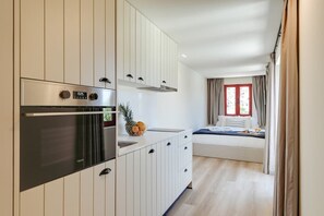 Een koelkast, een microgolfoven, een oven, een kookplaat