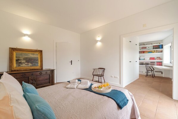 8 bedrooms, desk, free WiFi, bed sheets