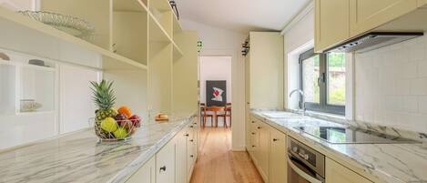 Een koelkast, een microgolfoven, een oven, een kookplaat