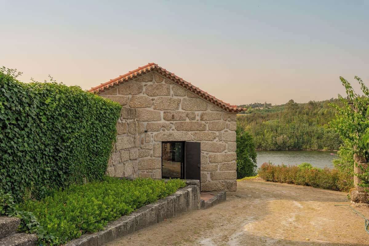 المنطقة المحيطة بالمنشأة