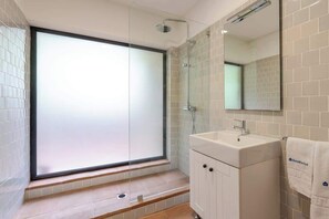 Shower, hair dryer, towels, shampoo - Secluded River-View Estate, Pool & BBQ by HostWise (Ázere)