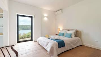 8 bedrooms, iron/ironing board, free WiFi, bed sheets