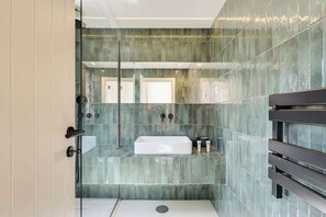 Dusche, Haartrockner, Handtücher, Shampoo
