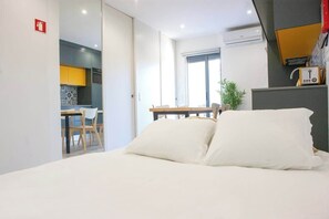 2 habitaciones, tabla de planchar con plancha y cuna de viaje 