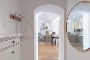 Kühlschrank, Mikrowelle, Ofen, Wasserkocher mit Kaffee-/Teezubehör