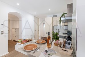 Jääkaappi, mikroaaltouuni, uuni, kahvin-/teenkeitin