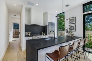 Een microgolfoven, een oven, een kookplaat, een vaatwasser