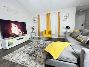 Smart-TV, Kamin, Tischfußball, Bücher