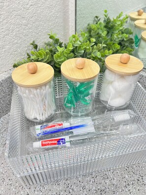 Ducha, bañera de hidromasaje, secador de pelo, toallas