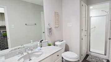 Douche, baignoire à remous, séchoir à cheveux, serviettes fournies