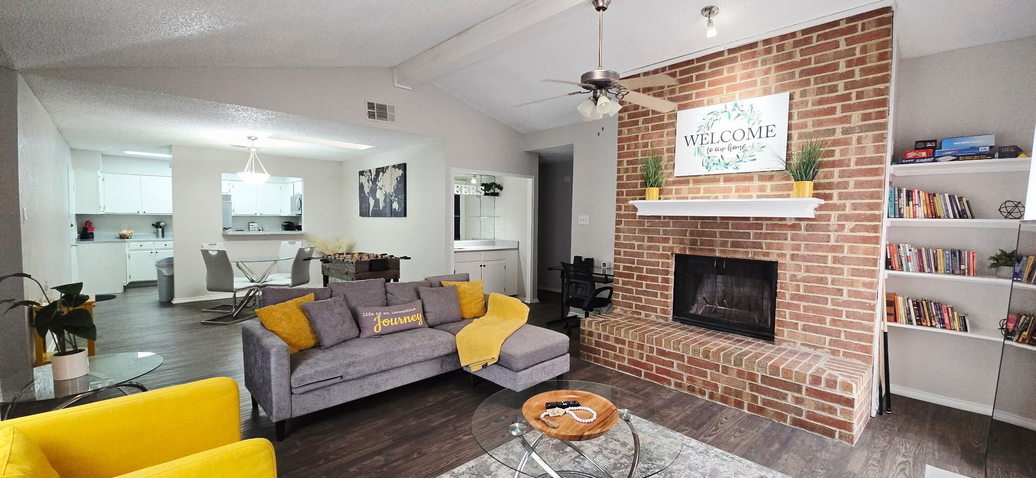 Smart TV, chimenea, futbolito y libros 