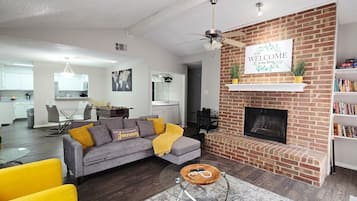 Smart TV, chimenea, futbolito y libros