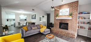 Smart-TV, Kamin, Tischfußball, Bücher