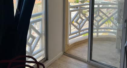 Cómoda Suite. Cerca de la zona de restaurantes, bares y heladerías