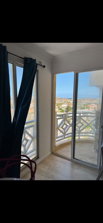 Cómoda Suite. Cerca de la zona de restaurantes, bares y heladerías
