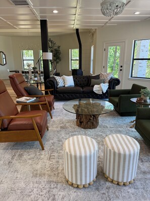 TV connectée, cheminée, table de tennis de table, chaîne hi-fi