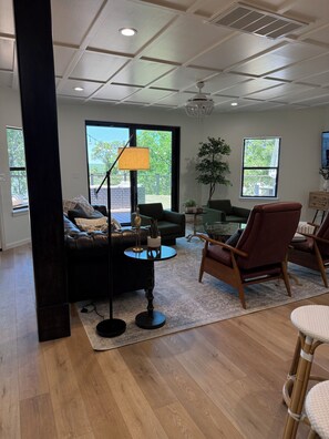 TV connectée, cheminée, table de tennis de table, chaîne hi-fi