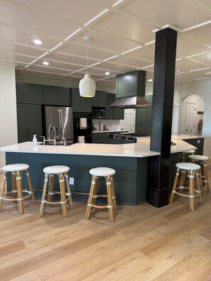 Micro-ondes, four, plaque de cuisson, lave-vaisselle