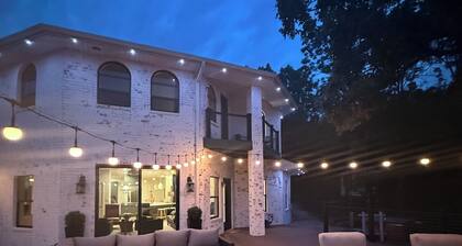 INCREDIBLE Lakehouse on Skiatook Lake! 4 bed/4 bath- HUGE deck overlooking lake!