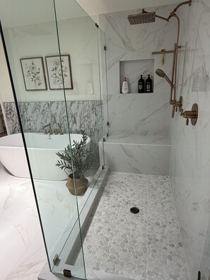 Een douche, een haardroger, handdoeken, zeep