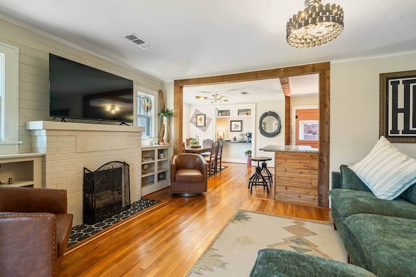 Televisie, een open haard, boeken en een kantoor