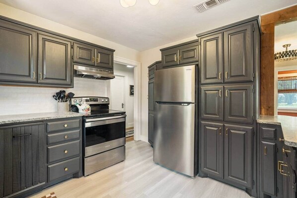 Frigorífico, microondas, horno y lavavajillas