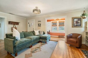 Televisie, een open haard, boeken en een kantoor