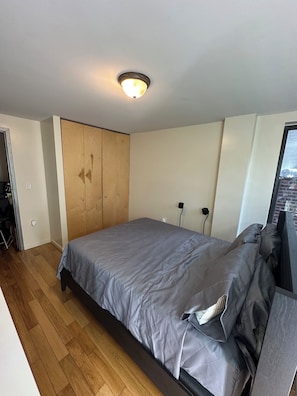Iron/ironing board, Internet, bed sheets