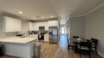 Micro-ondes, four, plaque de cuisson, lave-vaisselle