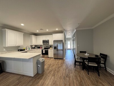 2027- 3-bedroom condo with comfort & amenities near Resturant’s & shopping.