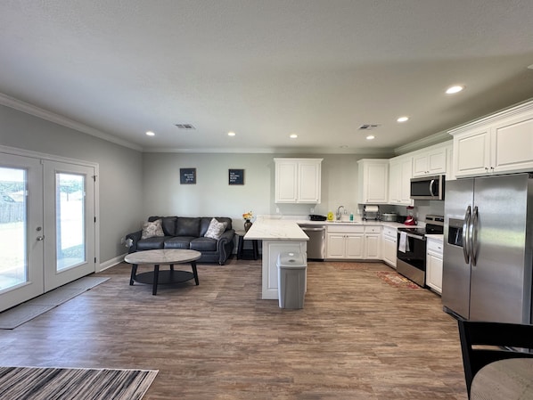 Interior - 2027- 3-bedroom condo with comfort & amenities near Resturant’s & shopping. (DeRidder)