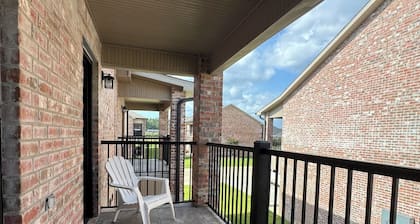 2027- 3-bedroom condo with comfort & amenities near Resturant’s & shopping.