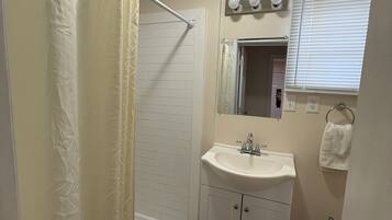 Dusch, handdukar och toalettpapper