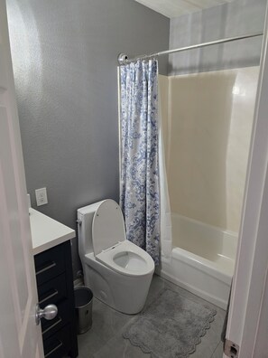 Secadora de cabello, toallas, jabón, papel de baño