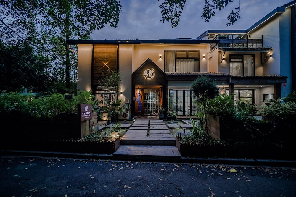 Blooming Lotus Hostel