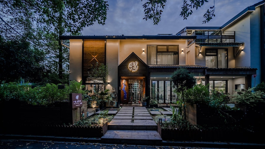 Blooming Lotus Hostel