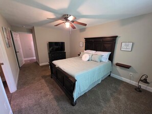 3 slaapkamers, een strijkplank/strijkijzer, internet, beddengoed