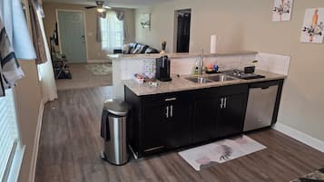 Micro-ondes, four, plaque de cuisson, lave-vaisselle