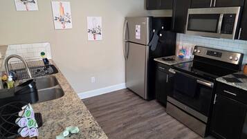 Micro-ondes, four, plaque de cuisson, lave-vaisselle