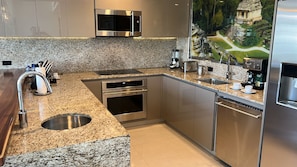 Microonde, forno, piano cottura, lavastoviglie