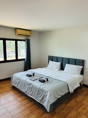 Classic Apartment, City View | Desk, laptop workspace, free WiFi - Apartment Wat Sawang Arom 08 (Koh Samui)