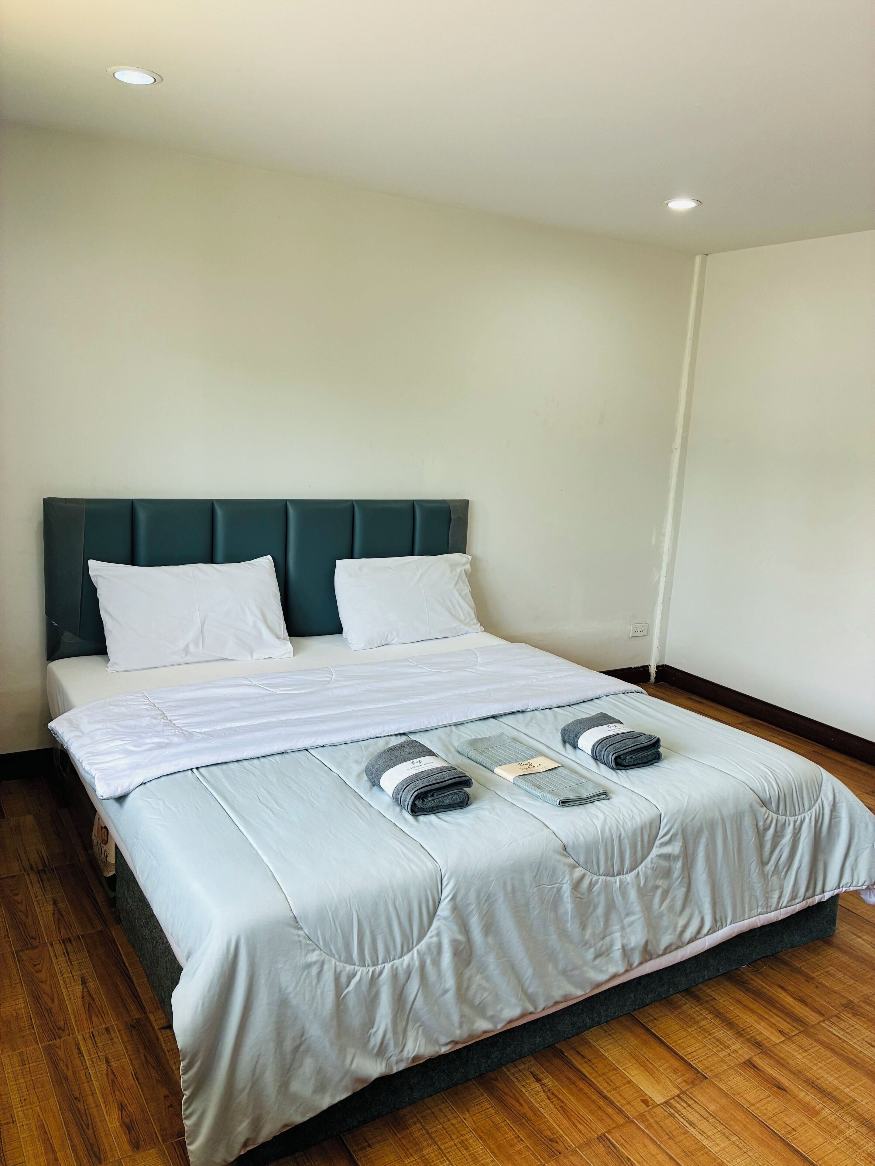 Escritorio, espacio para trabajar con laptop y wifi gratis 