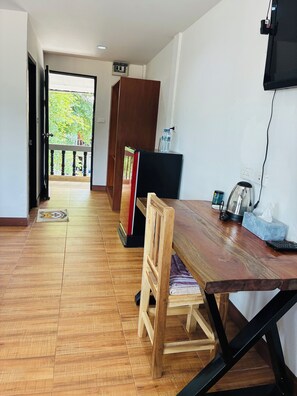 Apartamento clássico, vista para a cidade | Escrivaninha, espaço de trabalho para notebook, Wi-Fi de cortesia