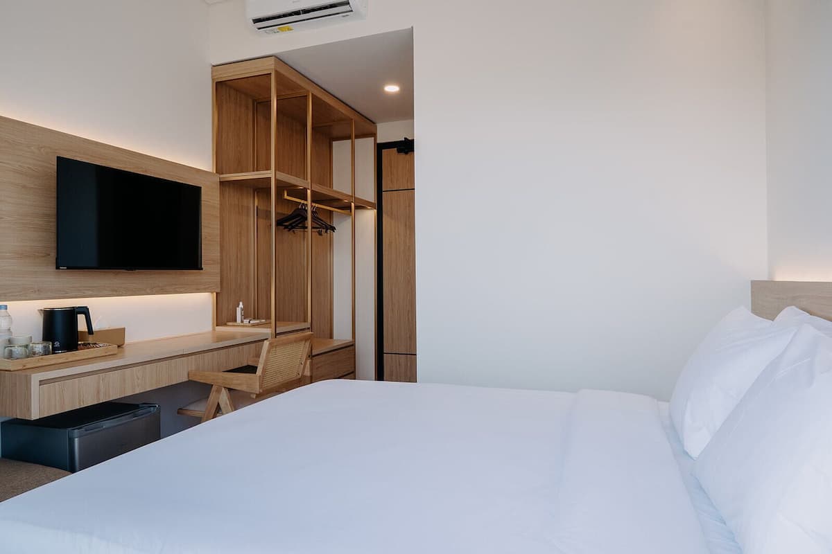 Desk, free WiFi, bed sheets