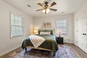 3 bedrooms, desk, iron/ironing board, free WiFi