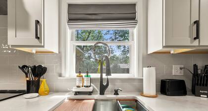 Capstone Manor âą Luxe Design âą 3bd2ba âą No Fees âą Central yet Tranquil
