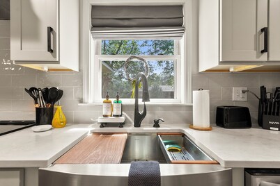 Capstone Manor • Luxe Design • 3bd2ba • No Fees • Central yet Tranquil